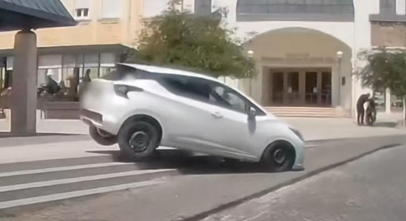 Mikor láttál utoljára autót lépcsőzni? Most láthatsz! - Totalcar