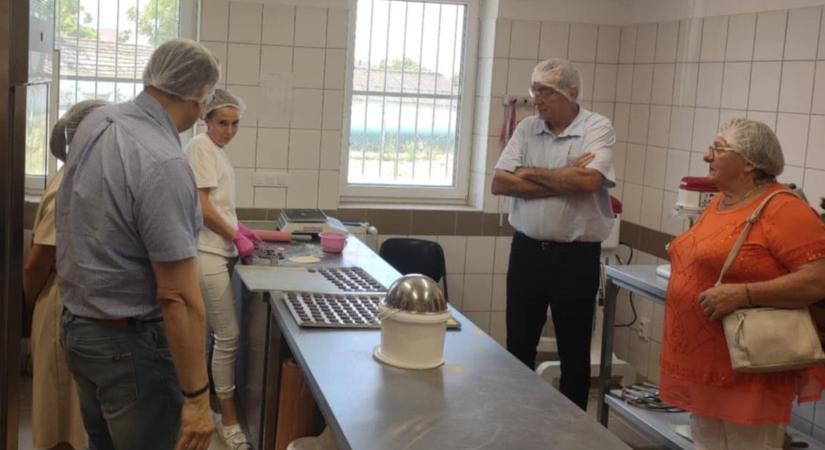 Felcsigázva figyelték, mit hoznak elő a jászkunsági község üzeméből - Szoljon