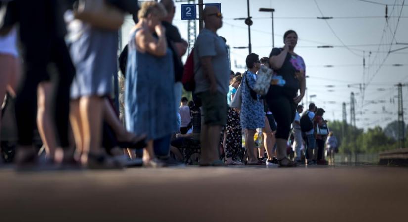 Vitézy: Lázár János utasítására eltűntették a Vonatinfót - HVG - Itthon