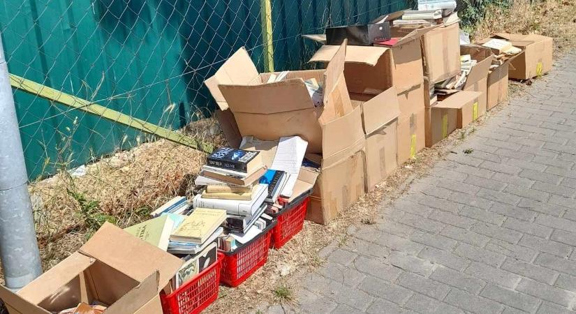 Budakeszi művelődési háza szemétnek nevezte az épület mellé lerakott könyveket - Eduline
