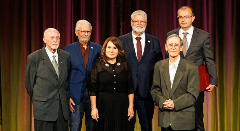 Romváry Ferenc, a „Képtárcsináló”, neves pécsi művészettörténész rangos díjban részesült - Bama