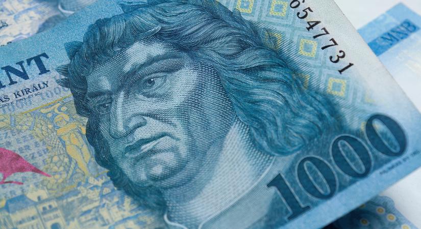 Mi folyik itt? Tömegével szabadulnak állampapírjaiktól a magyarok: erős üzenetet küldtek a lakossági befektetők - Pénzcentrum - Megtakarítás