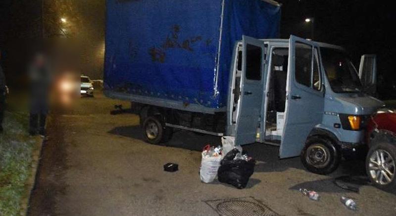 Oszlopokat, autókat, mindent tarolt az ittas sofőr Pécsen - Vezess