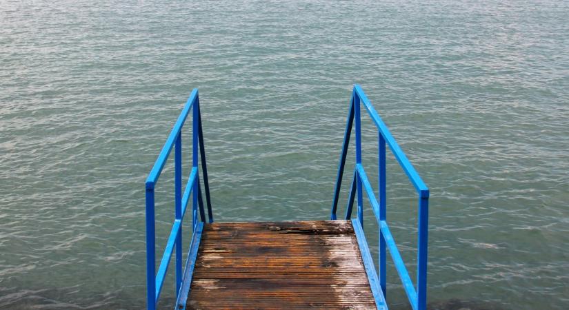 Fürdési tilalom van az egyik balatongyöröki strandon - Babaszoba