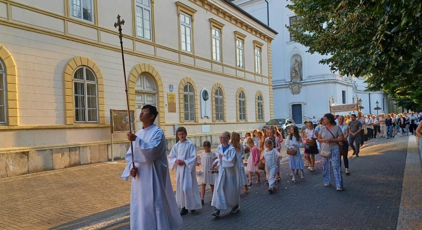 Az utca népét is megérintette az Úrnapi körmenet Komáromban - Körkép