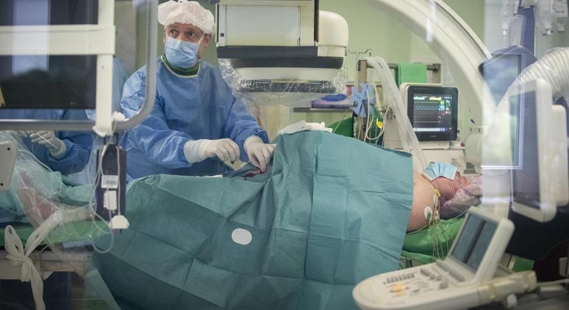 Már közel 30 ezren várnak csípő- vagy térdprotézisre, illetve szürkehályog-műtétre - Népszava