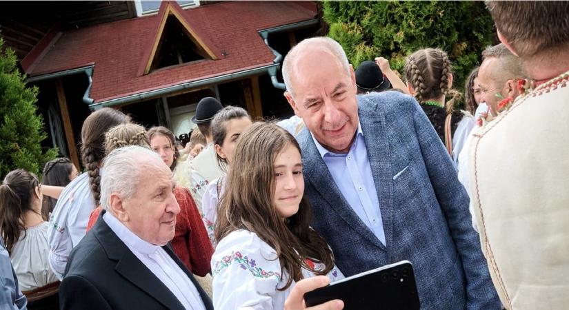 Sulyok Tamás aláírta az állampolgárság felfüggesztését lehetővé tevő törvényt - HVG - Itthon
