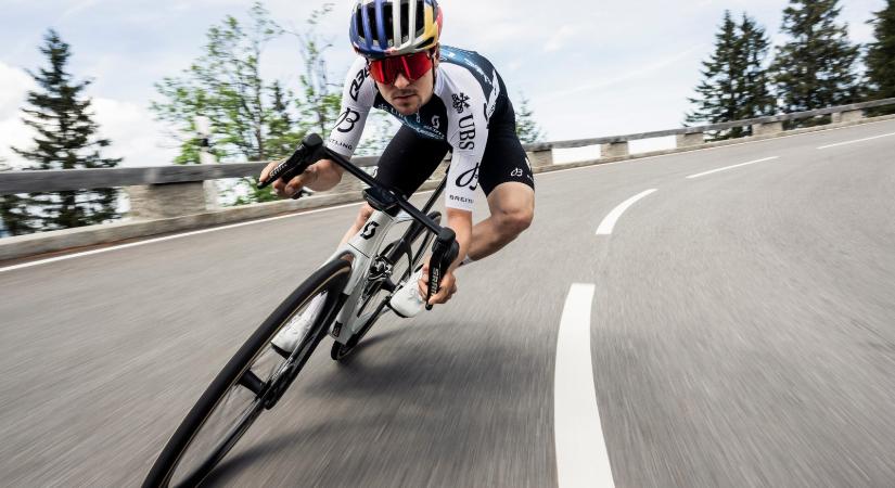 Lélegzetelállító felvételen, ahogy közel 100 km/órával száguld az olimpiai bajnok bringás - Player