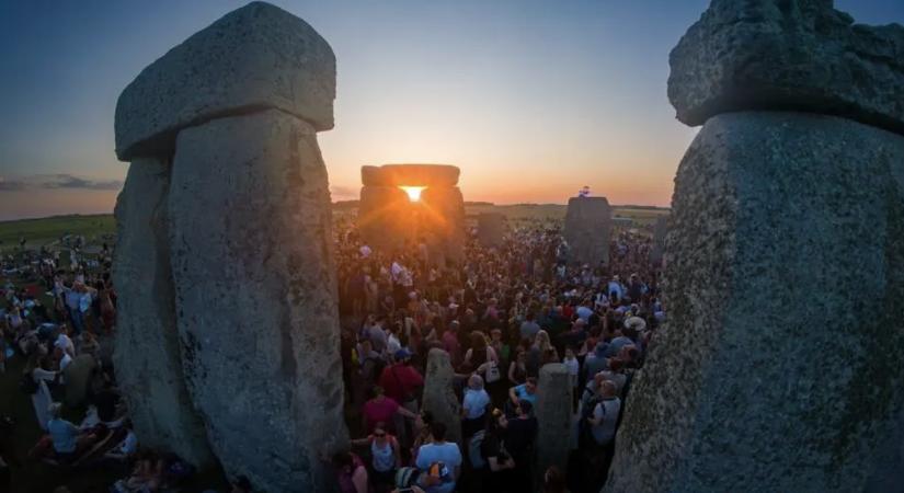 Ezrek köszöntötték a nyári napfordulót a Stonehenge ősi kövei között - Maszol