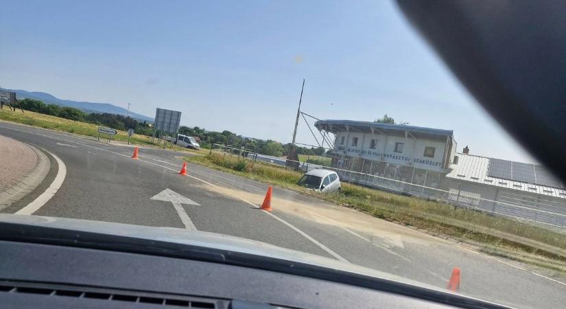 Ezt hogy? Árokba hajtott egy autó az egyik pécsi körforgalomnál - Bama