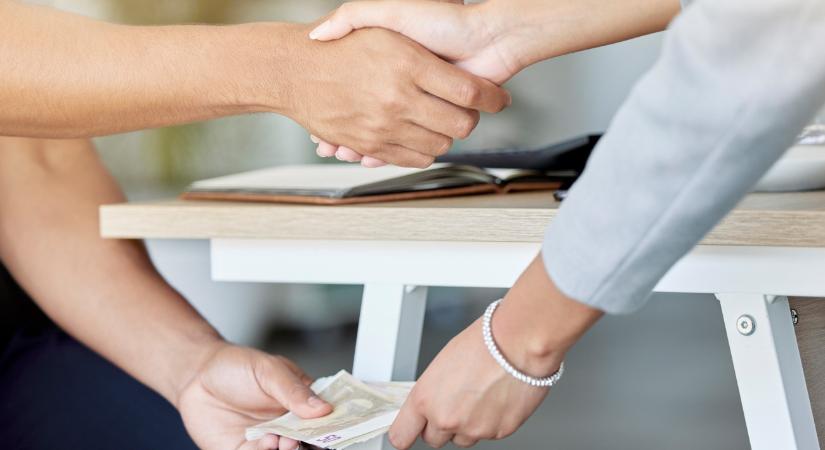 Tanulmány mutatta ki: az emberek fejében igenis létezik a hálapénz - Infostart