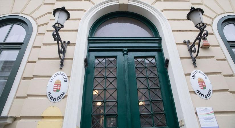 Veszélyes fegyvereket hozott volna be, ám azt a pénzügyőrök lefoglalták - Zaol