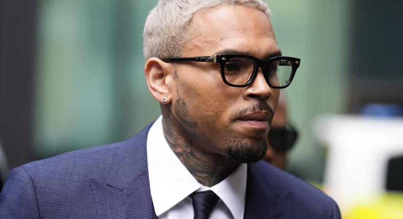 Egy rajongó fizetett a nőverő, botrányhős Chris Brownnak egy fojtogatós fotóért - Blikk