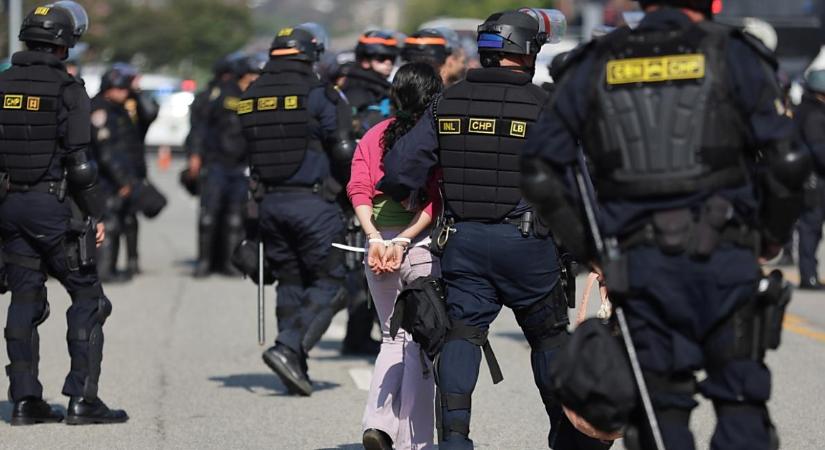 A gyanú szerint tűzijáték-rakétákkal akart megtámadni rendőri egységeket Los Angelesben egy férfi - Dehir