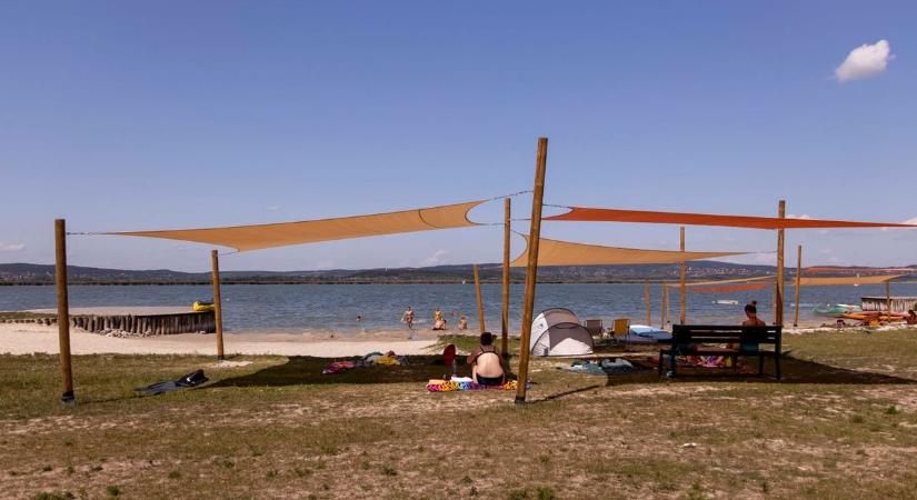 Ennyiért csobbanhatunk idén a Velencei-tó partján – itt a 2025-ös nagy strandbelépő-körkép - Feol
