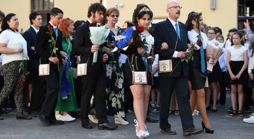 Fergeteges és megható búcsúval zárult az idei tanév - FOTÓGALÉRIA - Sonline