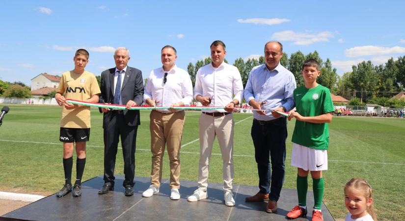 Gálameccsel és futballünneppel avatták fel a sportlétesítményt – galériával - BAON
