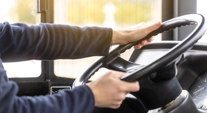 Ezt nem hiszed el: forgalommal szemben állt a buszmegállóba, majd tolatgatni kezdett (VIDEÓ) - Teol
