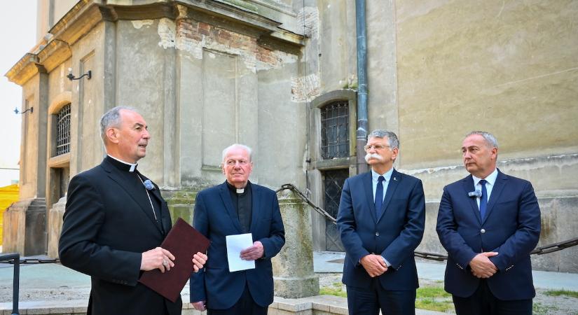 Állami támogatással újul meg a pápai katolikus templom - Demokrata