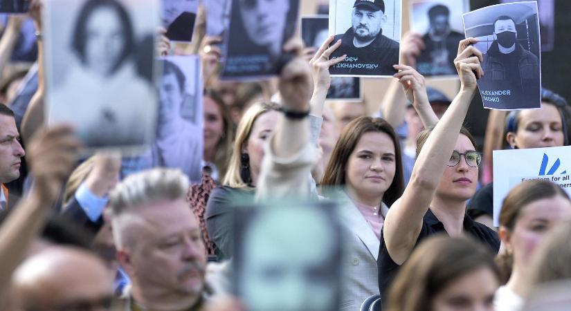Öt év börtön után szabadon engedték Szergej Tyihanovszkij belarusz ellenzéki vezetőt - Népszava