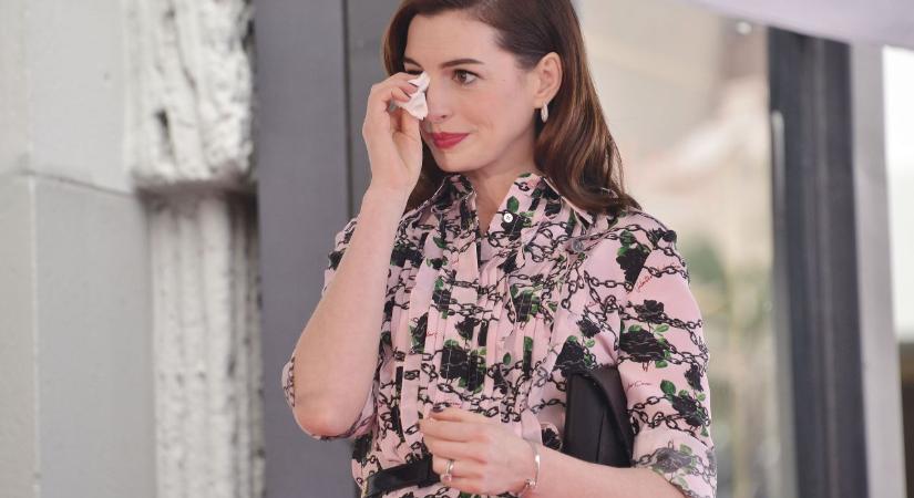 Anne Hathaway dögös, kivágott ruhában szexizik a medenceparton - Fotó