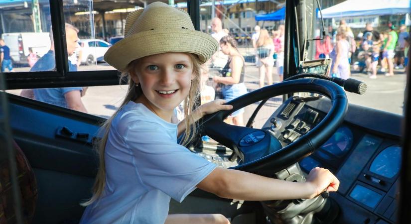 Béke Tónival és Babával is találkozhattak, veterán járművekbe is beülhettek, ezen a különleges éjszakán - fotók! - Boon