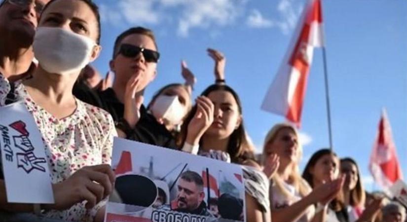 Washington lépett, Belarusz engedett – az ellenzéki vezetőjét és több politikai foglyot is szabadon engedtek - Mandiner