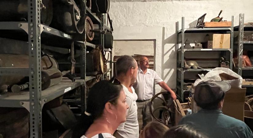 Lapraszerelt biedermeier, 100 éves jégszekrény és vörös csillag a raktár mélyén - Tapolcai Média