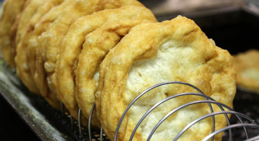 Hoppá: ennyiért adják a magyar lángost külföldön, és már a simának is elég borsos ára van - Femcafe.hu