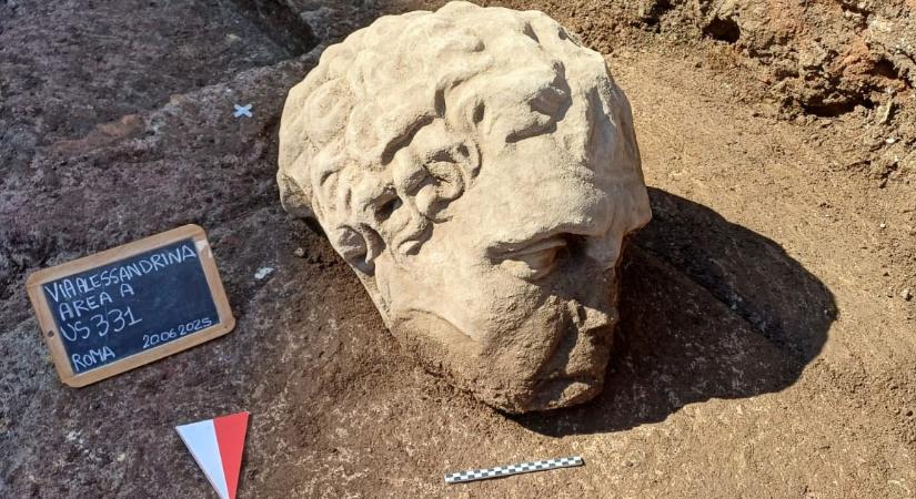 Monumentális antik márványfejre bukkantak régészek Rómában - Index - Külföld