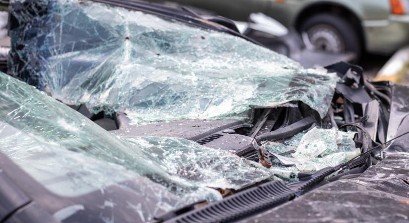 Teljes útzár a súlyos balaeset után, éjszaka meghalt egy BMW-s is Vas vármegyében - Infostart