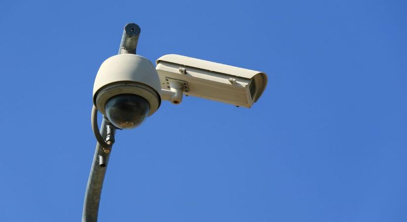Szokatlan felvételeket kezdett készíteni egy tiszaburai térfigyelő kamera, a rendőrök figyeltek fel rá - Szoljon