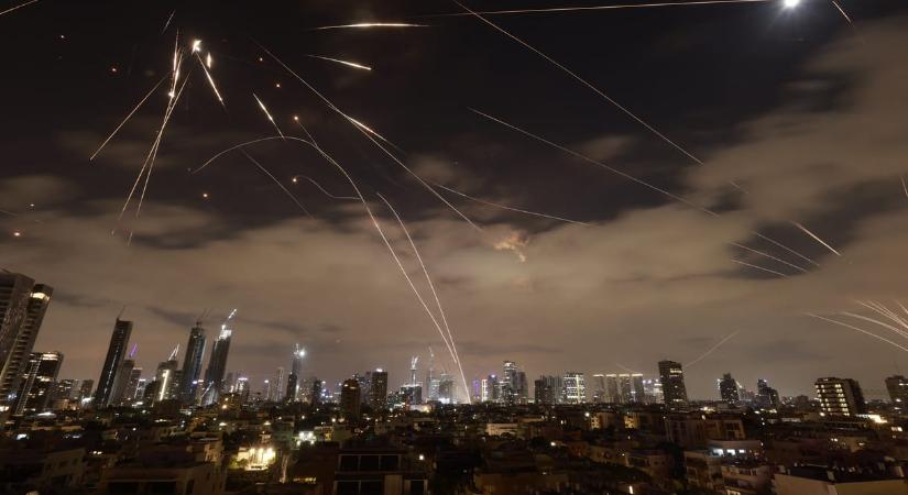 Irán Izraelt bombázta vasárnap reggel, 15 sérült - HVG - Világ