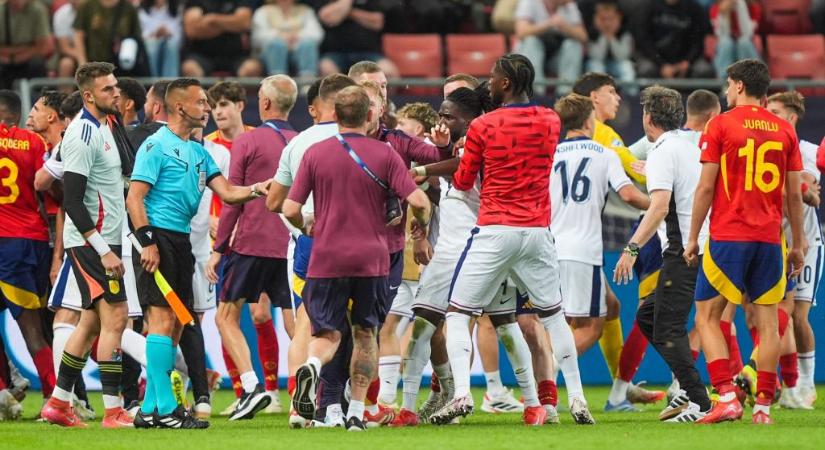 Elpattant a cérna a spanyol-angol negyeddöntő után: nyakánál fogva rángatták a védőt - Rangadó