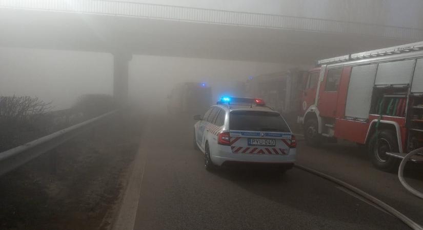 Teljes útzár az M5-ösön, mert két autó összeütközött Csengelénél - HVG - Itthon