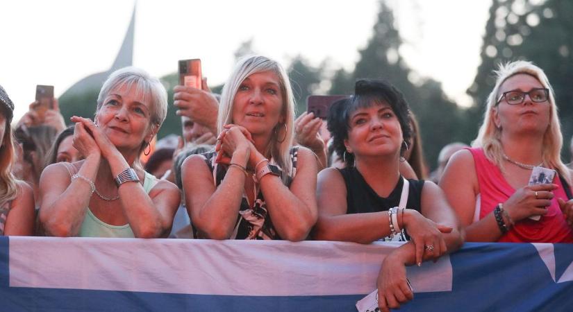 Demjén megtöltötte az Emlékmű-dombot - rengeteg fotót hoztunk a koncertről - Vaol
