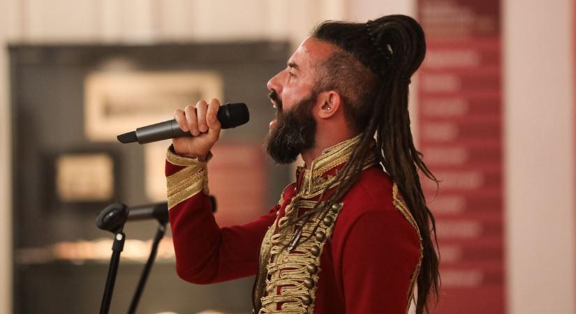 Varga Viktor a győri kiállításmegnyitón énekelt – fotók - Kisalföld