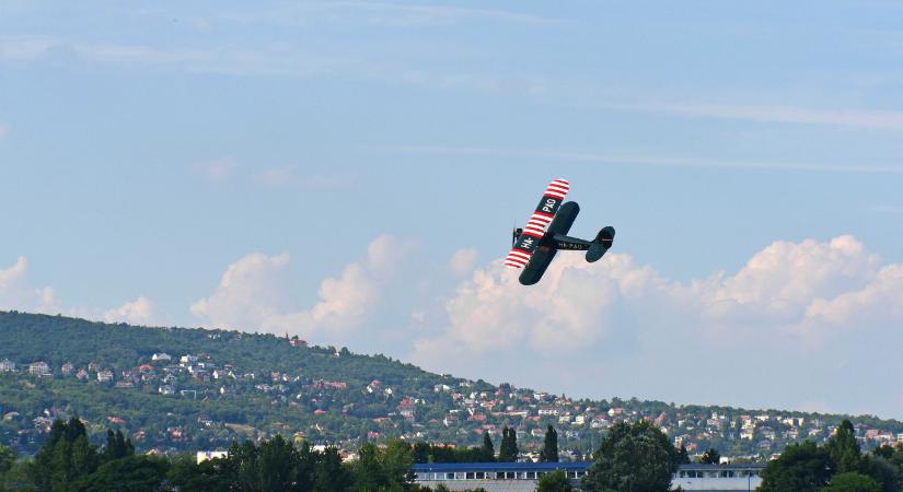 Nézőkre dőlt egy LED-fal a Budaörsi Repülőtéren - 444.hu
