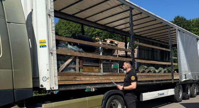 Használt alkatrészek álcája alatt a teherautóban Oroszországból szállítottak autóalkatrészeket - Karpat.in.ua