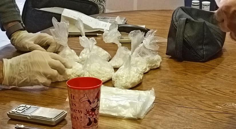 A vásárlók segítettek a dílernek hazavinni a kristályt - HVG - Itthon