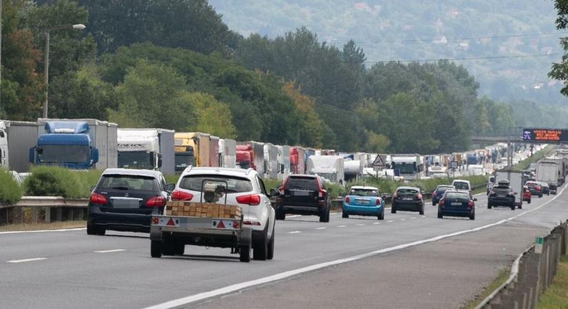 Újabb karambol bénítja az M1-est, egyre nagyobb a dugó ezen a szakaszon - Kemma