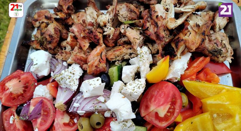 Kárpáti kulináris 182. adás – Souvlaki görög salátával (2025.06.22) (videó) - Karpat.in.ua