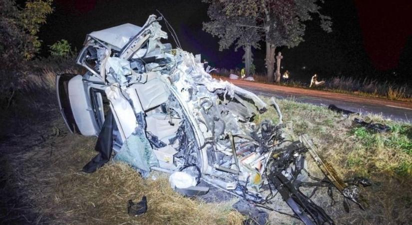 Brutális éjszakai baleset történt: fotókon a szétroncsolódott BMW - Veol