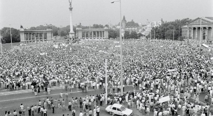 Újra együtt a Hősök terén: emlékezés az 1988-as Erdély-tüntetés évfordulóján a Pesti Srácok szervezésében - Mandiner