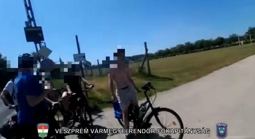 Szembementek a forgalommal a kerékpárosok Balatonfürednél  videó! - Veol