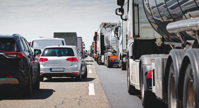 Kollégánk jelenti: Hatalmas a káosz az M7-esen! - Feol