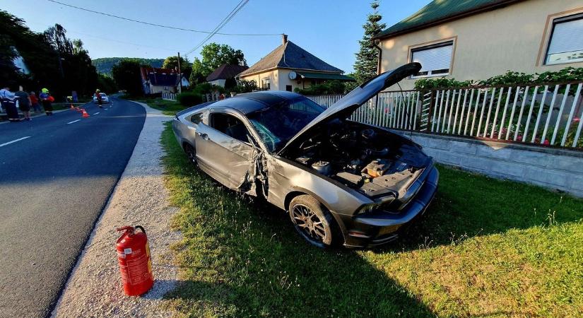 A bakonyi James Bond Mustanggal tarolta le a villanyoszlopot (képgaléria a helyszínről) - Veol