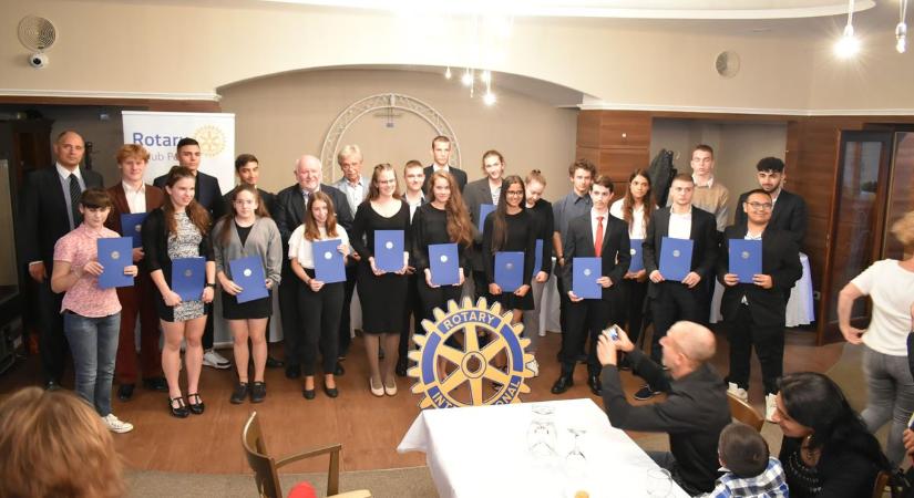 Újra pályázható a Pécsi Rotary Ösztöndíj – 2 millió forintos támogatás tehetséges fiataloknak - Bama