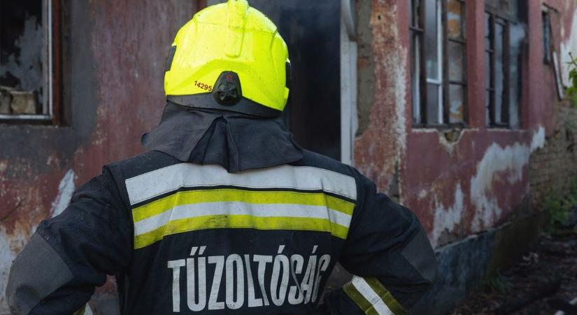 Lángtenger a Gyöngyvirág utcában – három sugárral küzdenek a tűzoltók! (frissítve) - Boon