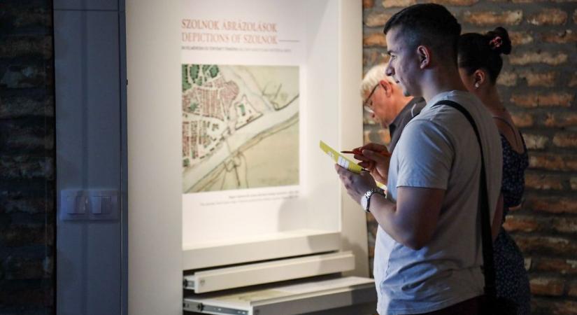 Kultúra és frissítő italok társaságában telt az este a Várkapuban – galériával - Szoljon